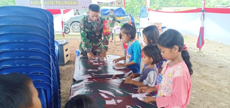 Personel Satgas Ajak Anak Anak Bermain Origami