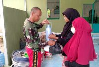 Ibu Ibu Lorong Jawi Bagikan Minuman dan Sarapan Pagi ke Satgas TMMD