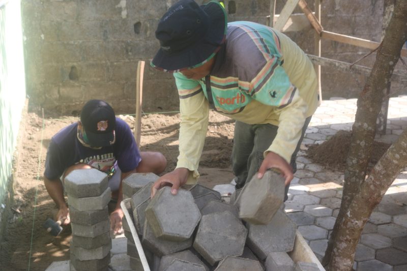 Pemasangan Paving Blok Masjid Sudah 90 Persen