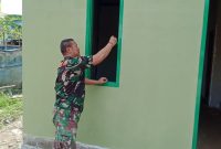 Satgas TMMD Lanjutkan Pengerjaan Renovasi Rumah Milik Ibu Sopiah Mulai Dicat.