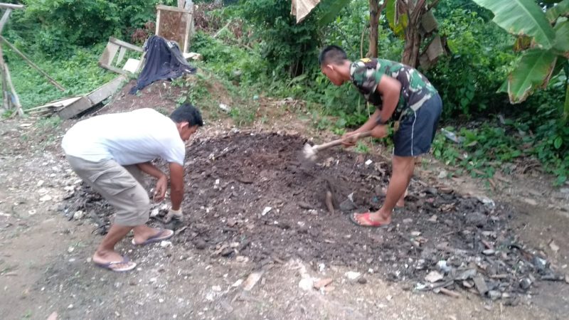 Satgas TMMD Bersama Warga Buat Pupuk Kompos