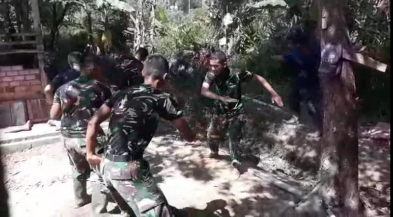 Personel Satgas berpangkat Sersan Dua (Serda) M Gerod yang selalu memberikan semangat nyanyian Yel Yel ala TNI kepada rekan rekannya saat mengerjakan tugas pembangunan fisik. 