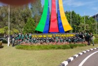 Sebelum Naik LRT, Anak Anak Kampung Jawi Bersama Satgas TMMD Foto Bersama di Gerbang SMB II
