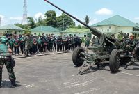 Puluhan anak lorong Jawi yang mengikuti City Tour, antusias saat menyaksikan peragaan Meriam 57 MM L 60 tanpa AKT di Baterai C Arhanud, Minggu (21/3/2021).