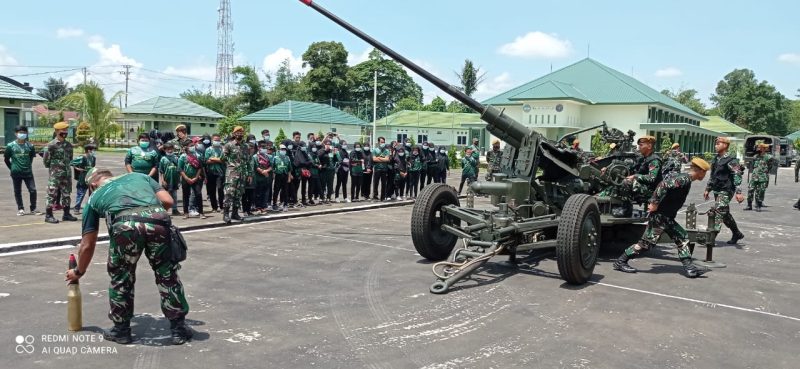Puluhan anak lorong Jawi yang mengikuti City Tour, antusias saat menyaksikan peragaan Meriam 57 MM L 60 tanpa AKT di Baterai C Arhanud, Minggu (21/3/2021).