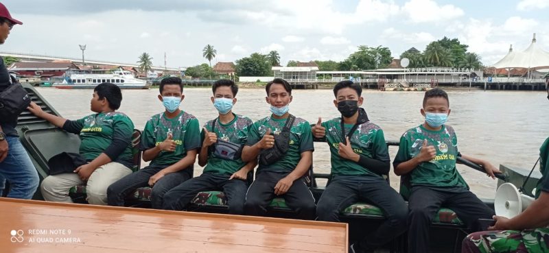 Gunakan Kapal, Anak Anak Kampung Jawi Susuri Sungai Musi