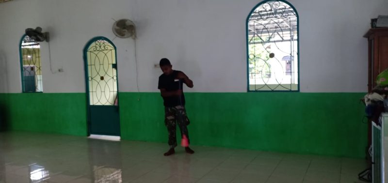 Lihat di Dalam Masjid Terlihat Kotor, Satgas TMMD Berinisiatif Menyapu Lantai