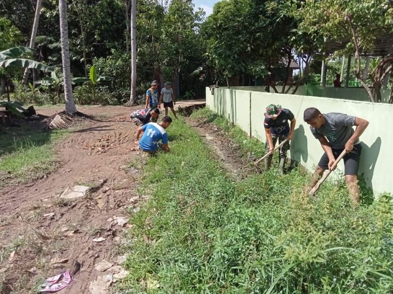 Bersama Masyarakat, Satgas Bersihkan Rumput yang Tumbuh di Dekat Masjid