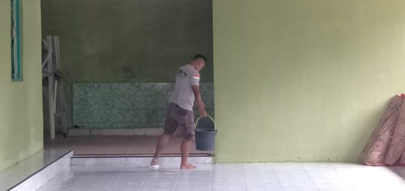 Satgas Bersihkan Bagian Depan Kamar Mandi Masjid Nurul Iman