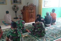 Waktu Istirahat, Satgas Sempatkan Salat Dzuhur Berjamaah Bersama Warga