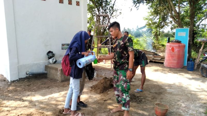 Remaja Kampung Jawi Beri Semangat Satgas TMMD Dalam Bertugas