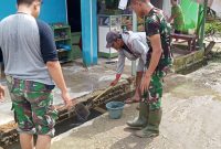 Satgas Gotong Royong Bersihkan Selokan Pemukiman Warga
