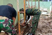 Personel Satgas TMMD Plester Pembatas Kaki Menara Masjid