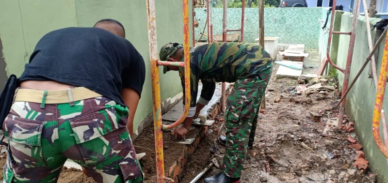 Personel Satgas TMMD Plester Pembatas Kaki Menara Masjid