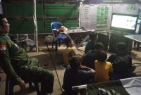 Satgas TMMD Kodim Palembang Nobar dengan Anak Anak Lorong Jawi