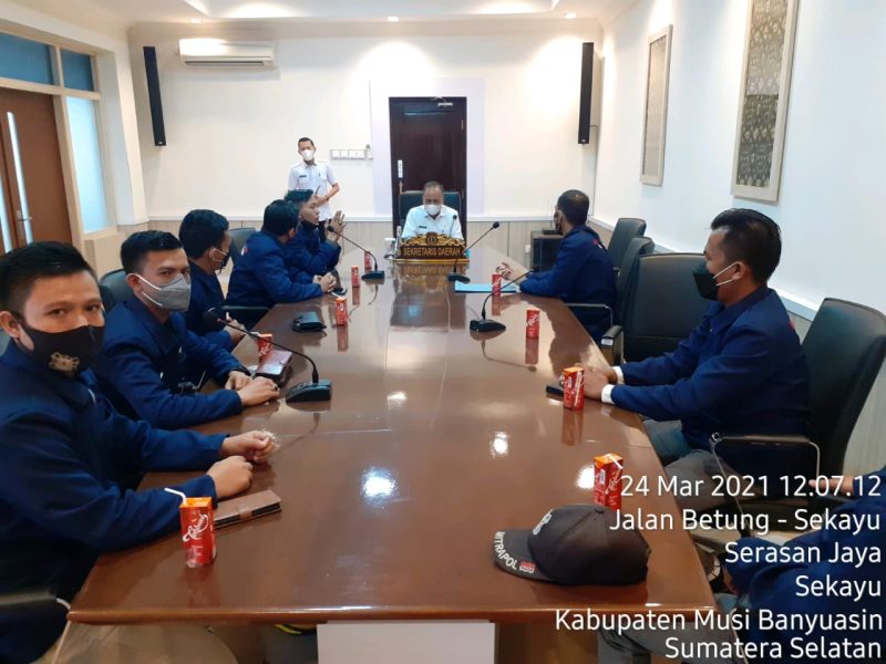 JELANG pengukuhan, Pengurus Daerah Ikatan Wartawan Online Musi Banyuasin (PD IWO Muba) temui Sekretaris Daerah Drs H Apriyadi MSi, bertempat di ruang rapat Sekretaris Daerah, Rabu (24/3/2021).