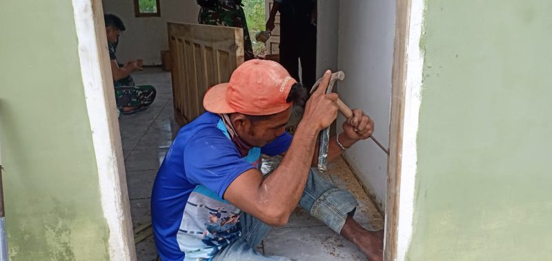 Target Sasaran Bedah Rumah Milik Sopiah Mulai Pasang Daun Pintu.