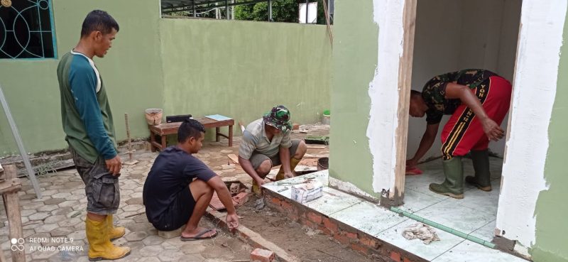 Pengerjaan pasangan keramik yang ada di menara masjid Nurul Iman terus dikerjakan satgas.