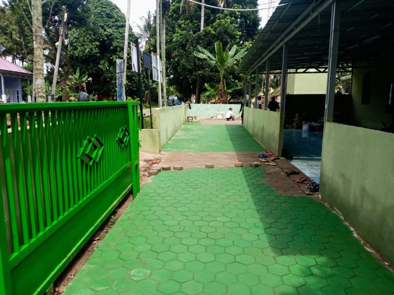 Pengecatan Paving Blok Halaman Masjid Nurul Iman Sudah Separuh Dikerjakan 