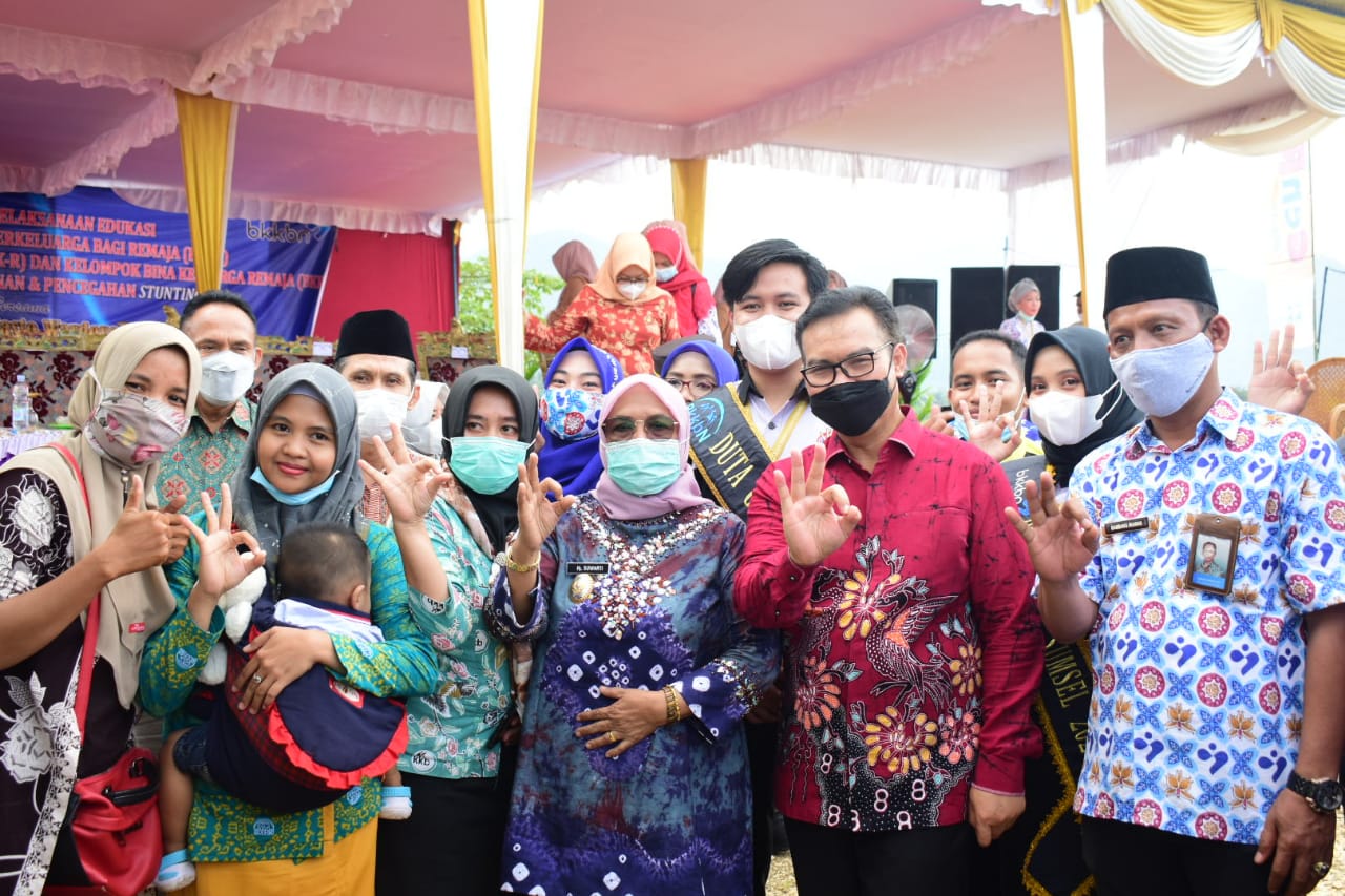 Kegiatan dihadiri Wakil Bupati Musi Rawas Hj Suwarti, Kepala BKKBN RI Dr (HC) dr Hasto Wardoyo SPOG, Kepala BKKBN Provinsi Sumatera Selatan, Kadis DPPKB Musi Rawas Supardiyono, Asisten I Heriyanto, jajaran Forkopimda serta OPD Pemerintah Kabupaten (Pemkab) Musi Rawas.