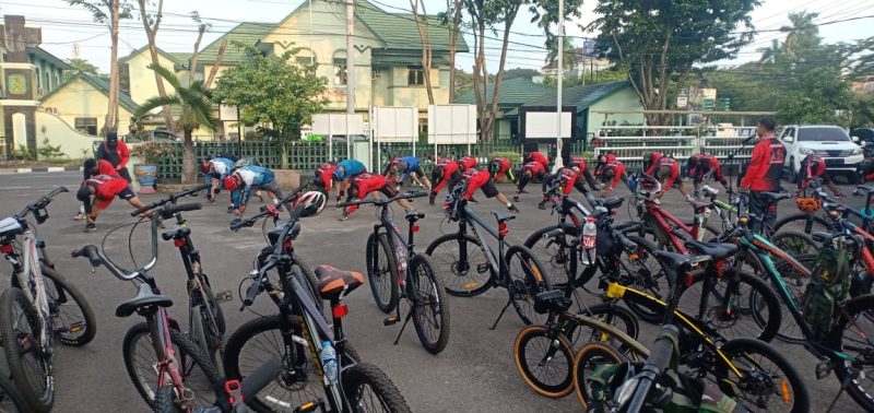 Sebelum Gowes Bersama, Satgas TMMD Lakukan Peregangan Otot