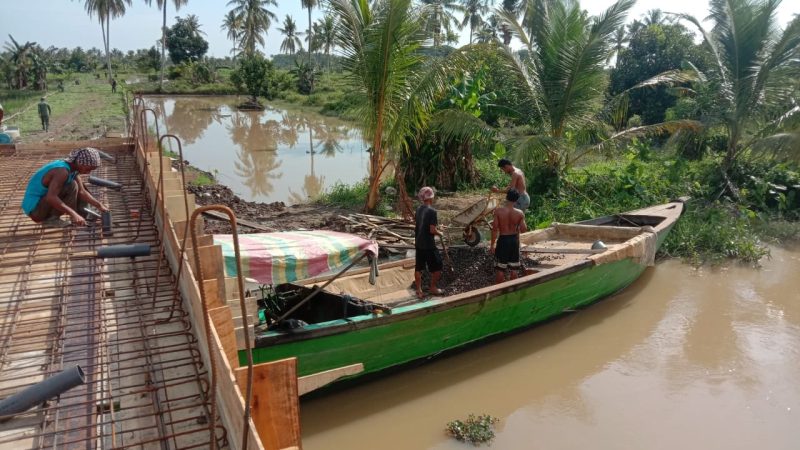 Penggunaan sampan ini, menjadi alat angkut alternatif yang bisa mengangkut material hingga sampai ke lokasi pembangunan.