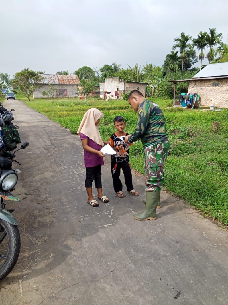 Satgas TMMD Ajarkan Anak Kampung Jawi Belajar
