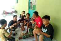 Anggota TMMD Makan Bersama dengan Anak Kampung Jawi