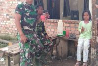 Bocah Perempuan Berikan Termos Kopi untuk Satgas TMMD