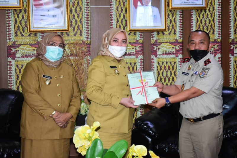 Penyerahan sertifikat secara simbolis oleh Kepala Kantor Pertanahan, Muji Burohman kepada Bupati Mura, Hj Ratna Machmud dan Wabup, Hj Suwarti.