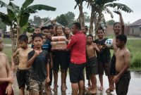 Satgas TMMD Berikan Hadiah untuk Anak Kampung Jawi