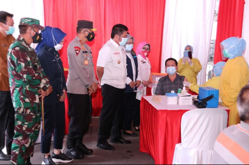 Kepala Kepolisian Daerah Sumatera Selatan (Kapolda Sumsel) Irjen Pol Prof Dr Eko Indra Heri S MM dampingi Gubernur Sumsel H Herman Deru dan Unsur FKPD Provinsi Sumsel saat meninjau vaksinasi COVID-19 bagi pedagang Pasar Cinde Palembang, Rabu (03/03/2021).