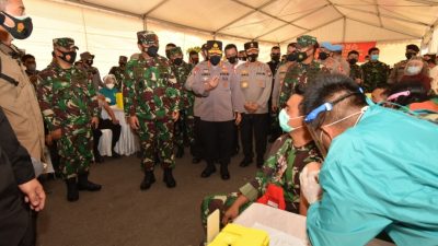 PANGLIMA TNI Marsekal TNI Hadi Tjahjanto SIP dan Kapolri Listyo Sigit Prabowo meninjau langsung 1000 prajurit TNI-Polri yang mengikuti vaksinasi COVID-19 di wilayah Kepulauan Riau (Kepri) yang digelar di Polda Kepri, Jumat (5/3/2021).