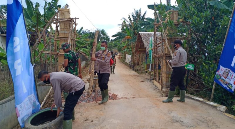 Polri dan TNI Gotong Royong Bangun Gapura