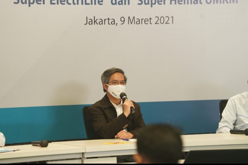 Direktur Niaga dan Manajemen Pelanggan PLN, Bob Saril melakukan Konferensi Pers di Jakarta, Selasa (9/3).
