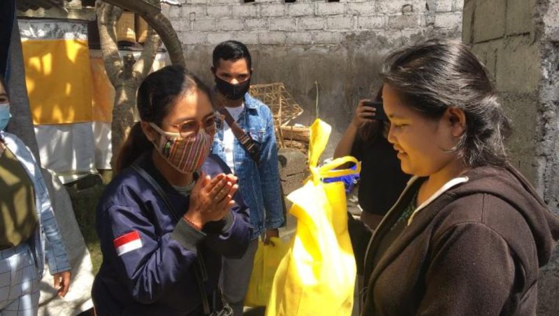 Pimpinan Cabang Kesatuan Mahasiswa Hindu Dharma Indonesia (PC KMHDI) Denpasar membagikan 30 paket sembako kepada masyarakat yang membutuhkan di wilayah Kota Denpasar, Sabtu (13/3).