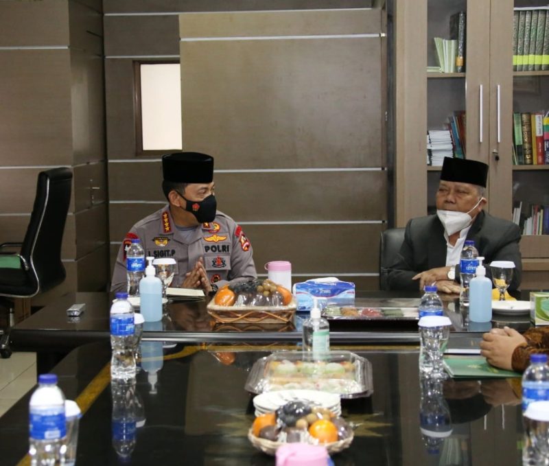 Kapolri menyambangi kantor pusat Persatuan Islam atau Persis di Jalan Perintis Kemerdekaan, Babakan Ciamis, Kota Bandung, Jawa Barat.