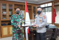 Kadiv Propam Polri Irjen Ferdy Sambo didampingi oleh Karo Provos, Karo Paminal dan Karo Wabprof dan diterima langsung oleh Danpuspom TNI Mayjen TNI Eddy Rate Muis bersama Dir Gakkum Puspom TNI Kolonel Fuad.