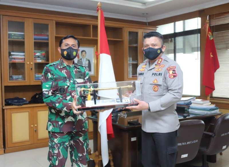 Kadiv Propam Polri Irjen Ferdy Sambo didampingi oleh Karo Provos, Karo Paminal dan Karo Wabprof dan diterima langsung oleh Danpuspom TNI Mayjen TNI Eddy Rate Muis bersama Dir Gakkum Puspom TNI Kolonel Fuad.