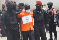 Polri menerbangkan 22 terduga teroris hasil operasi penangkapan yang dilakukan oleh tim Detasemen Khusus (Densus) 88 Antiteror di beberapa wilayah Jawa TImur.