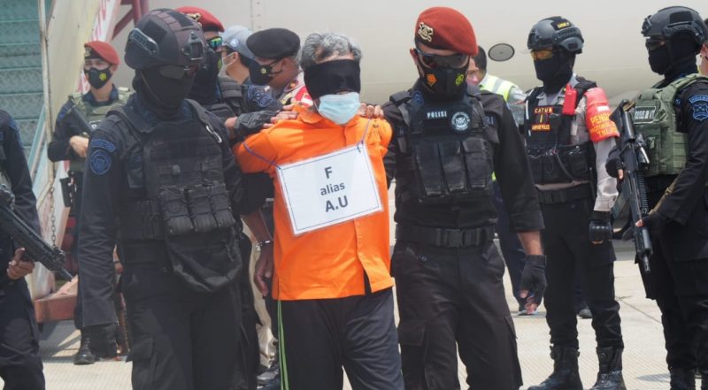 Polri menerbangkan 22 terduga teroris hasil operasi penangkapan yang dilakukan oleh tim Detasemen Khusus (Densus) 88 Antiteror di beberapa wilayah Jawa TImur.