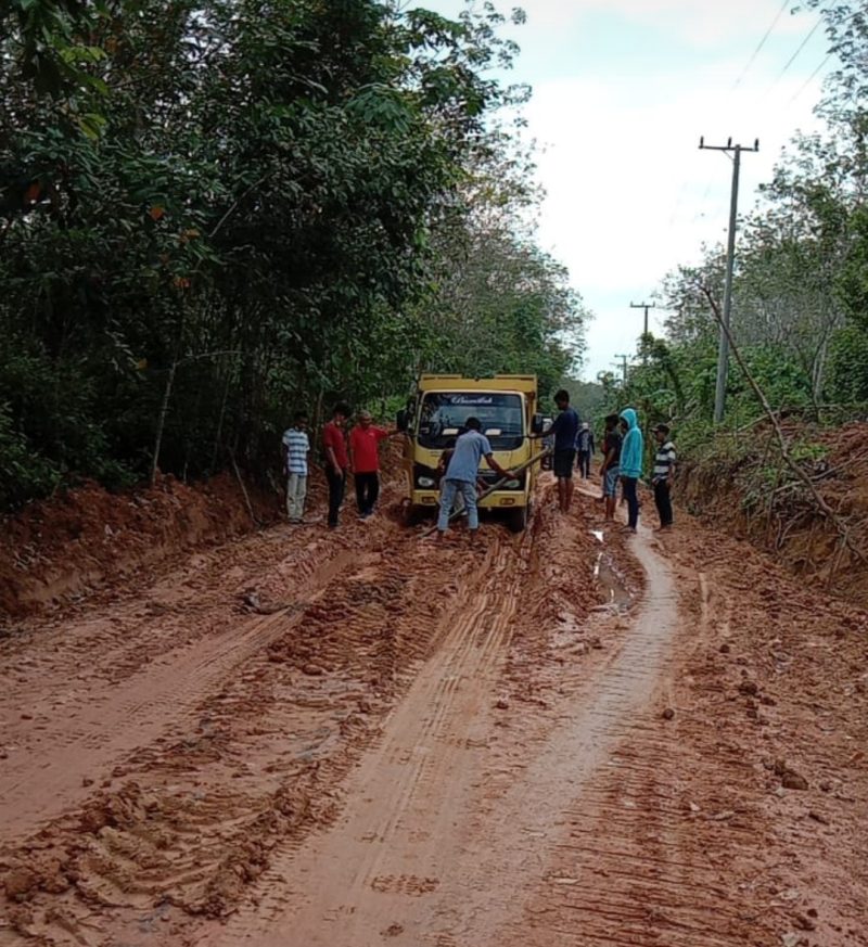 Lalui Medan Sulit, PLN Pasok Listrik Bagi 947 Pelanggan di Sungai Menang