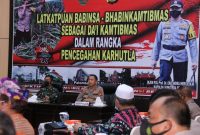 Kapolda Sumsel Irjen Pol Prof Dr Eko Indra Heri S MM bersama Pangdam II/Sriwijaya Mayjen TNI Agus Suhardi didampingi Wakapolda Sumsel Brigjen Pol Rudi Setiawan SIK SH MH dan PJU Polda Sumsel membuka Pelatihan Peningkatan Kemampuan (PPK) Dai Kamtibmas diikuti Anggota Babinsa dan Babinkamtibmas perwakilan dan secara Virtual se-jajaran Polda Sumsel di gedung Promoter Polda Sumsel, Kamis (18/03/2021).