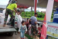 Meski bertubuh kecil dan tenaga yang minim, namun antusias anak anak kampung Jawi berpartisipasi membantu Satgas dalam persiapan Penutupan kegiatan TMMD
