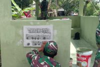 Satgas TMMD Buat Plakat Ukiran di Pos Kamling