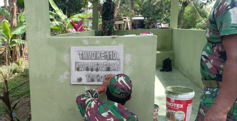 Satgas TMMD Buat Plakat Ukiran di Pos Kamling