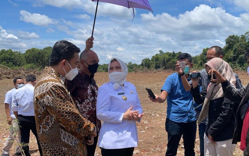 Bupati Musi Rawas Hj Ratna Machmud saat melakukan peninjauan lokasi pembangunan Rumah Sakit, Rabu (31/03/2021) di Muara Beliti.