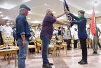 KETUA Pengurus Wilayah Ikatan Wartawan Online Sumatera Selatan (PW IWO Sumsel) Sonny Kushardian resmi menyerahkan bendera pataka kepada Ketua Pengurus Daerah (PD) Kabupaten Musi Banyuasin (Muba) Ryan Syahputra, masa bhakti tahun 2021 - 2026.