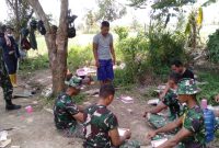 Sambangi Satgas TMMD yang tengah beristirahat siang, Dandim Kolonel Infanteri Heny Setyono berikan dukungan.