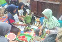 Ibu Ibu Kampung Jawi Hidangkan Makanan untuk Satgas TMMD